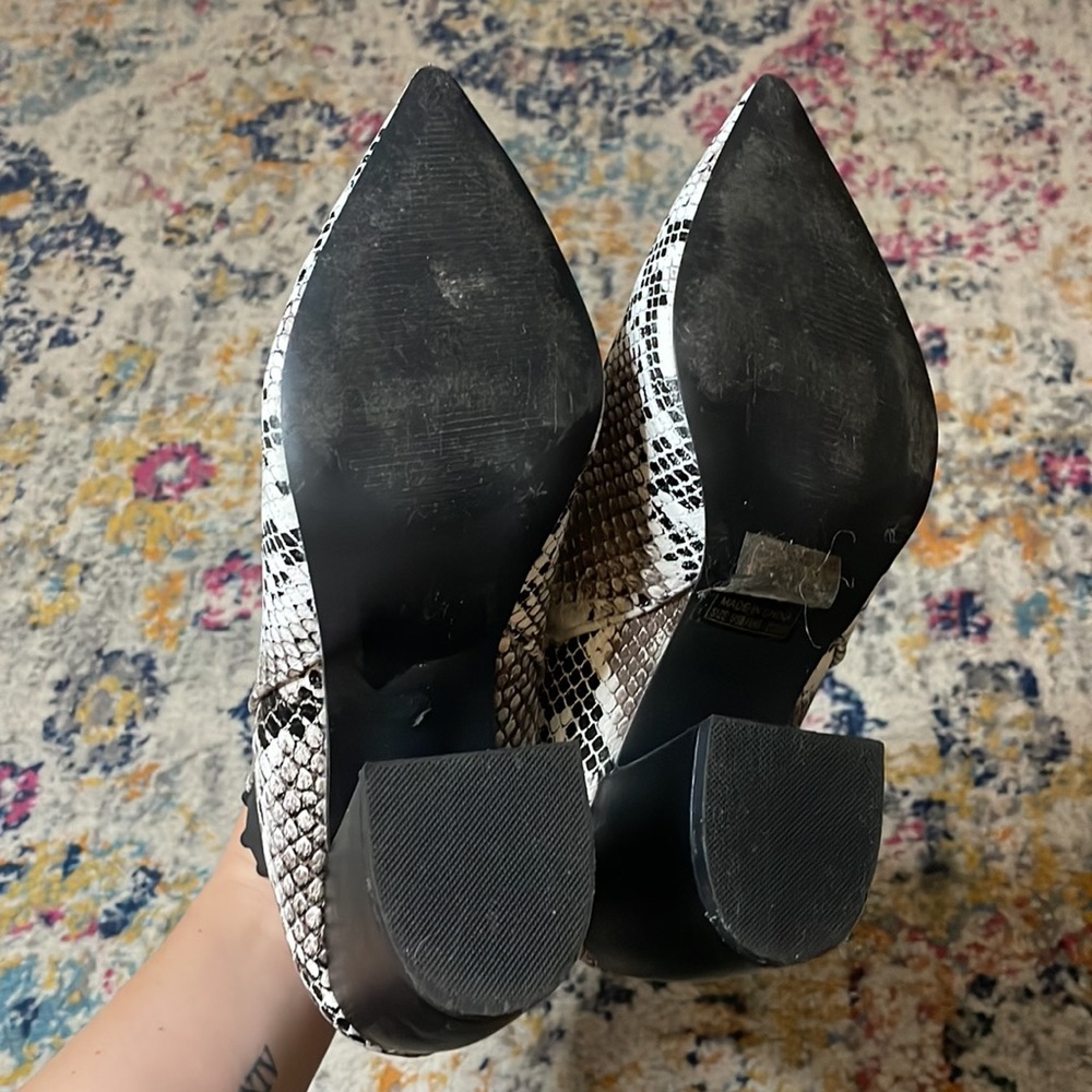 Qupid embossed elastic Gore pointy toe chunky heeled booties size 8 - Picture 7 of 7